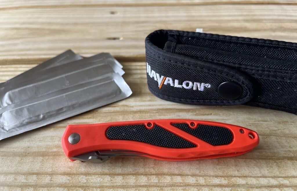 Havalon foldable knife, replaceable blades and knife carrying case