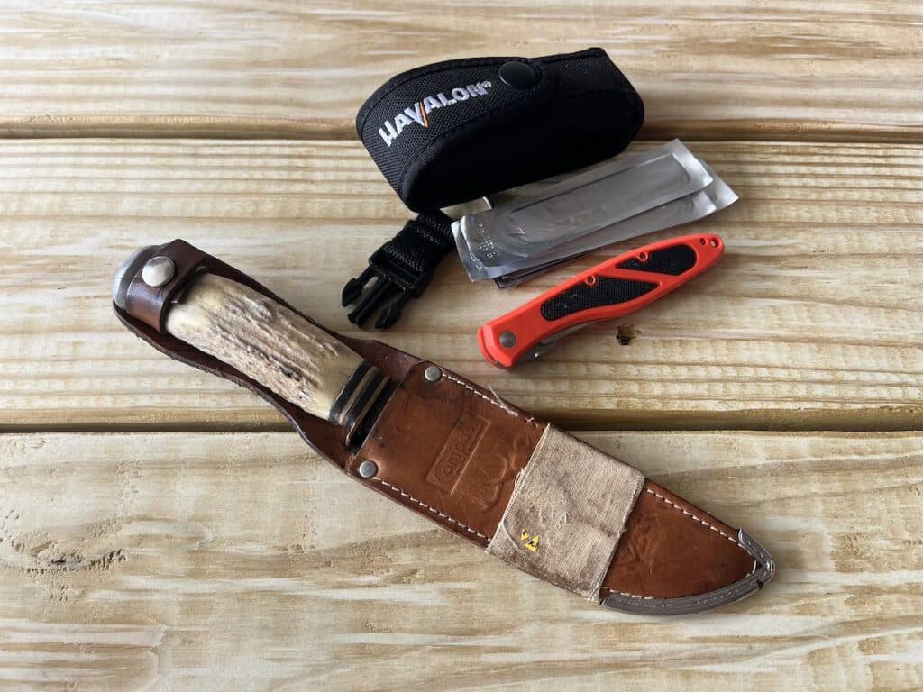 A fixed blade hunter's knife and a havalon foldable knife with replaceable blades